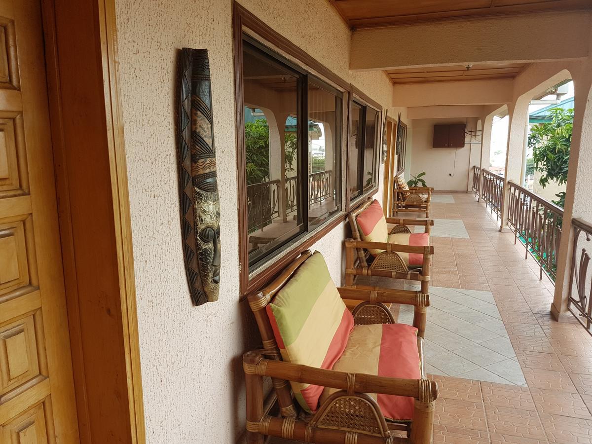 De Mod Hotel Ngleshi Amanfro Luaran gambar